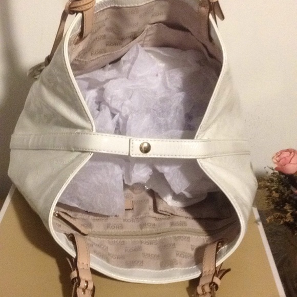 ❤SOLD❤SOLD❤ITS BEEN SOLD❤MICHAEL KORS WHITE TOTE - Picture 5 of 8